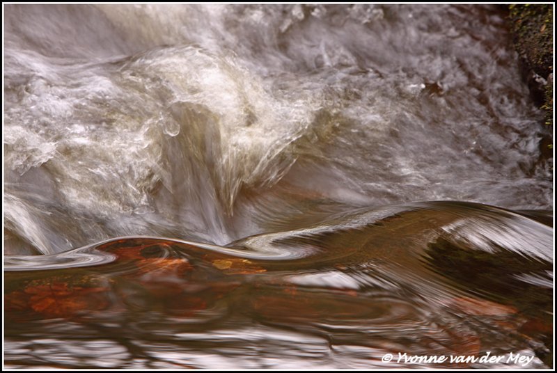 Stromend water / Flowing water (Copyright Yvonne van der Mey)